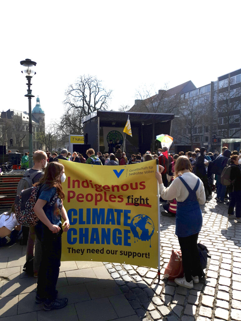 Die Demonstrationsteilnehmer sammeln sich vor der Bühne